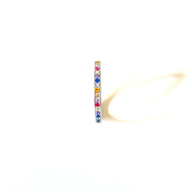 Anillo de plata 925 con baño de rodio y circonitas de colores. Cómodo e ideal para cualquier look. Frontal